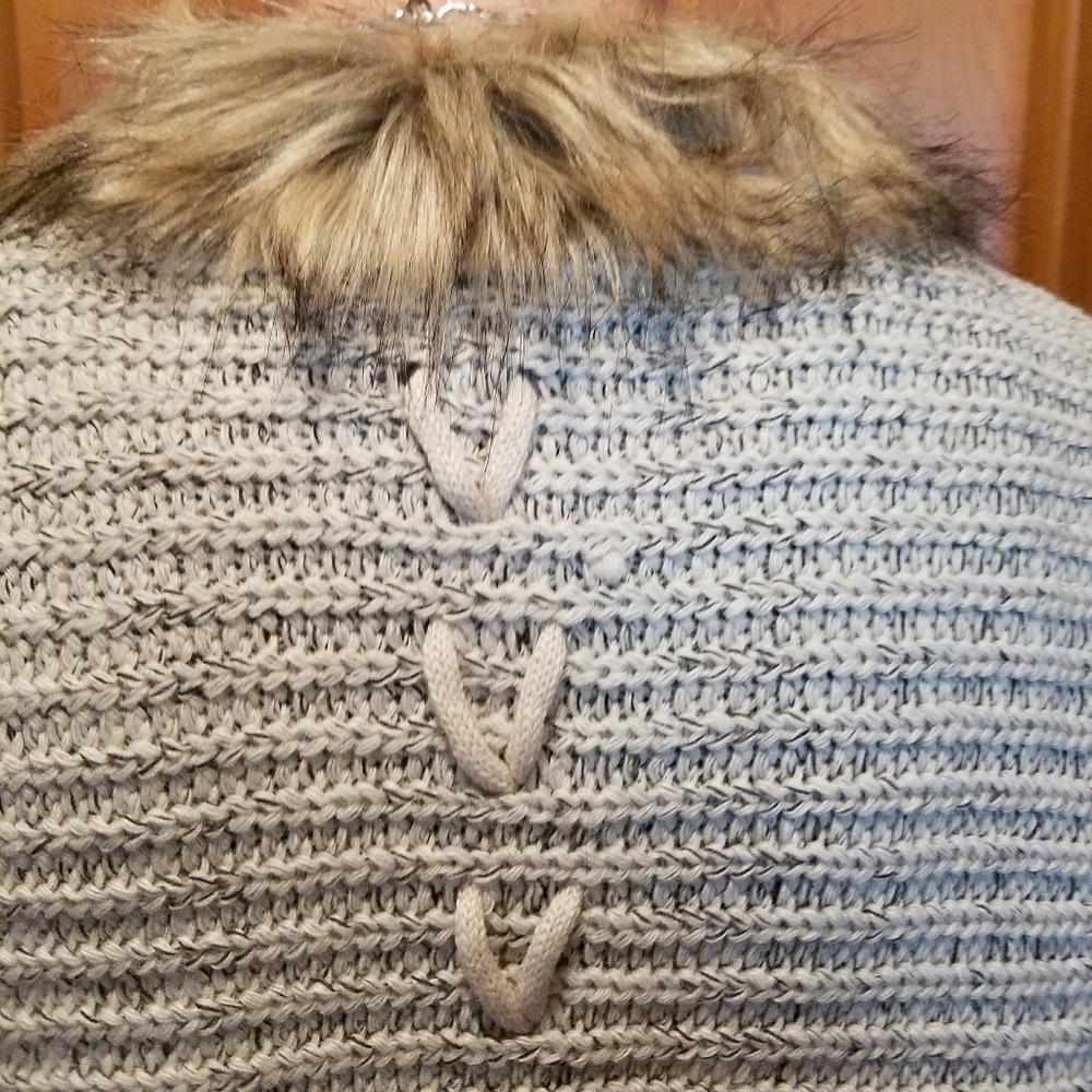 HP🏆🎊🎉Only 1 left~FAUX FUR TRIMMED SWEATERS - Picture 2 of 7