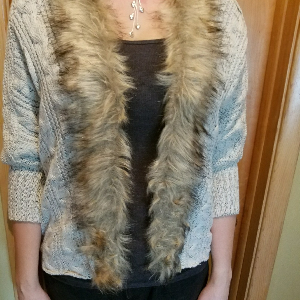 HP🏆🎊🎉Only 1 left~FAUX FUR TRIMMED SWEATERS - Picture 5 of 7