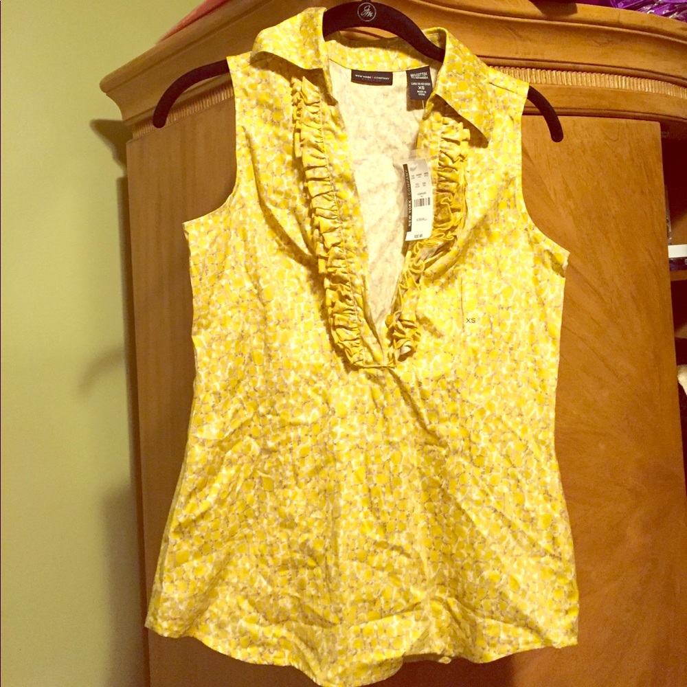 Ruffle sleeveless shirt