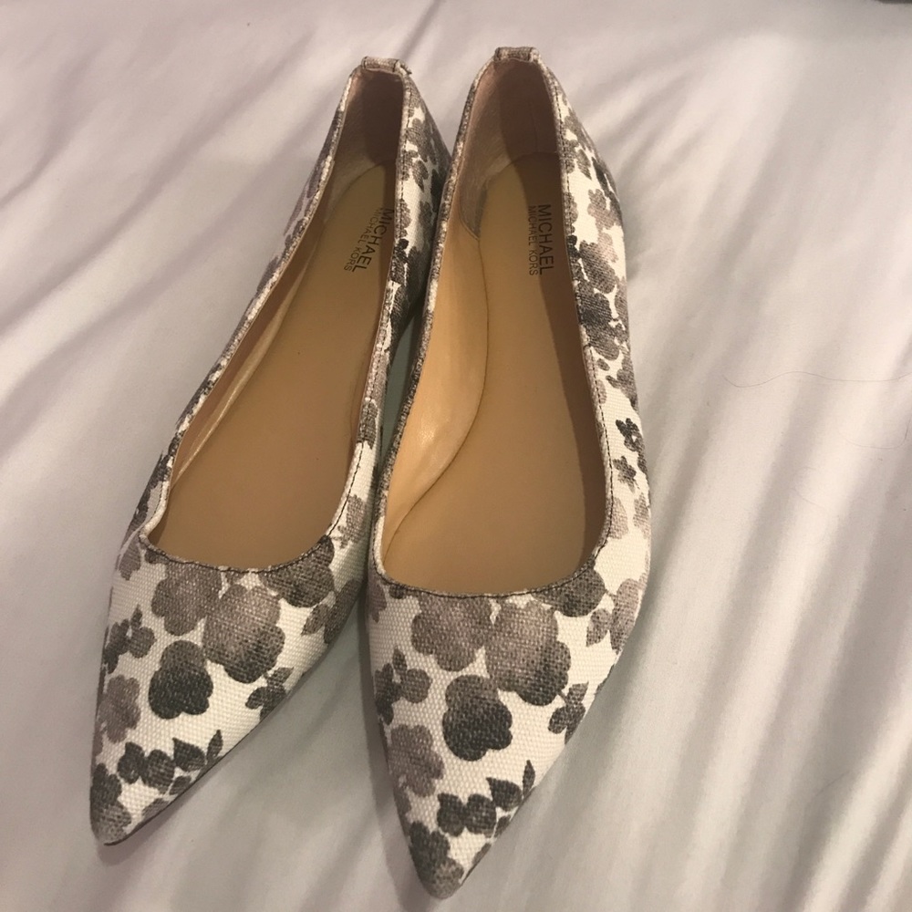 Michael Kors flower pointed flats size 8