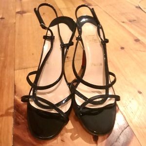 Black high pumps w skinny heel. Patent leather.