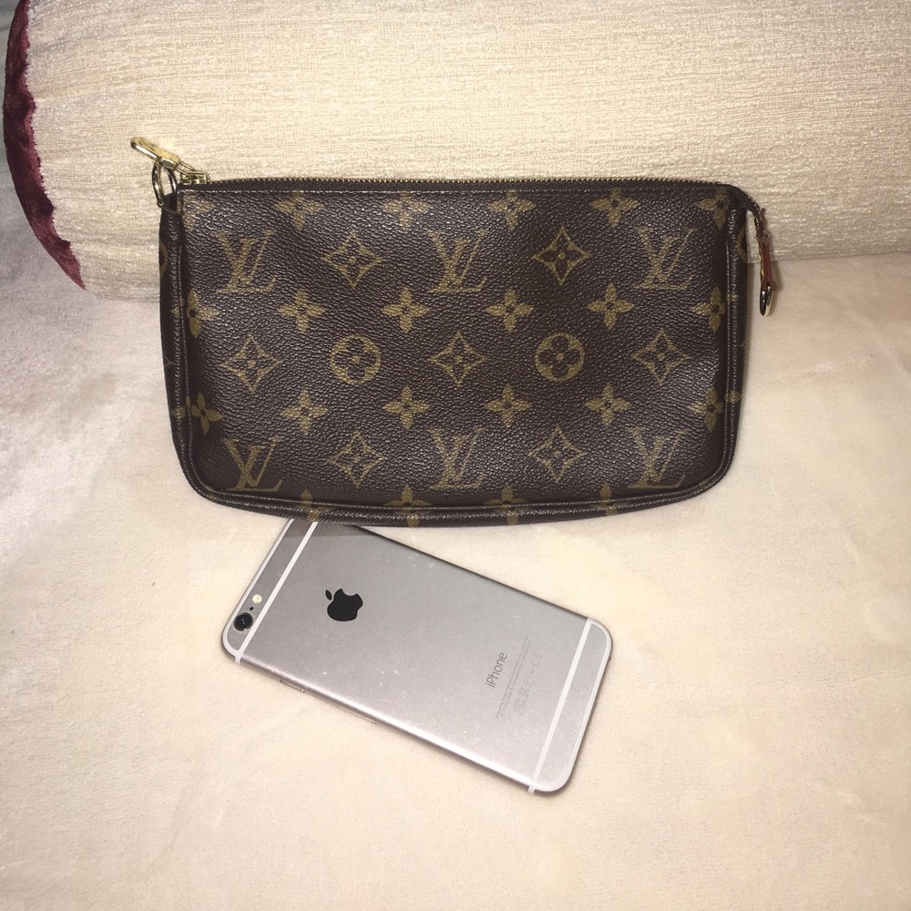 Authentic Louis Vuitton pochette