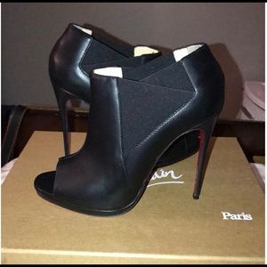 120 Peep Toe black booties