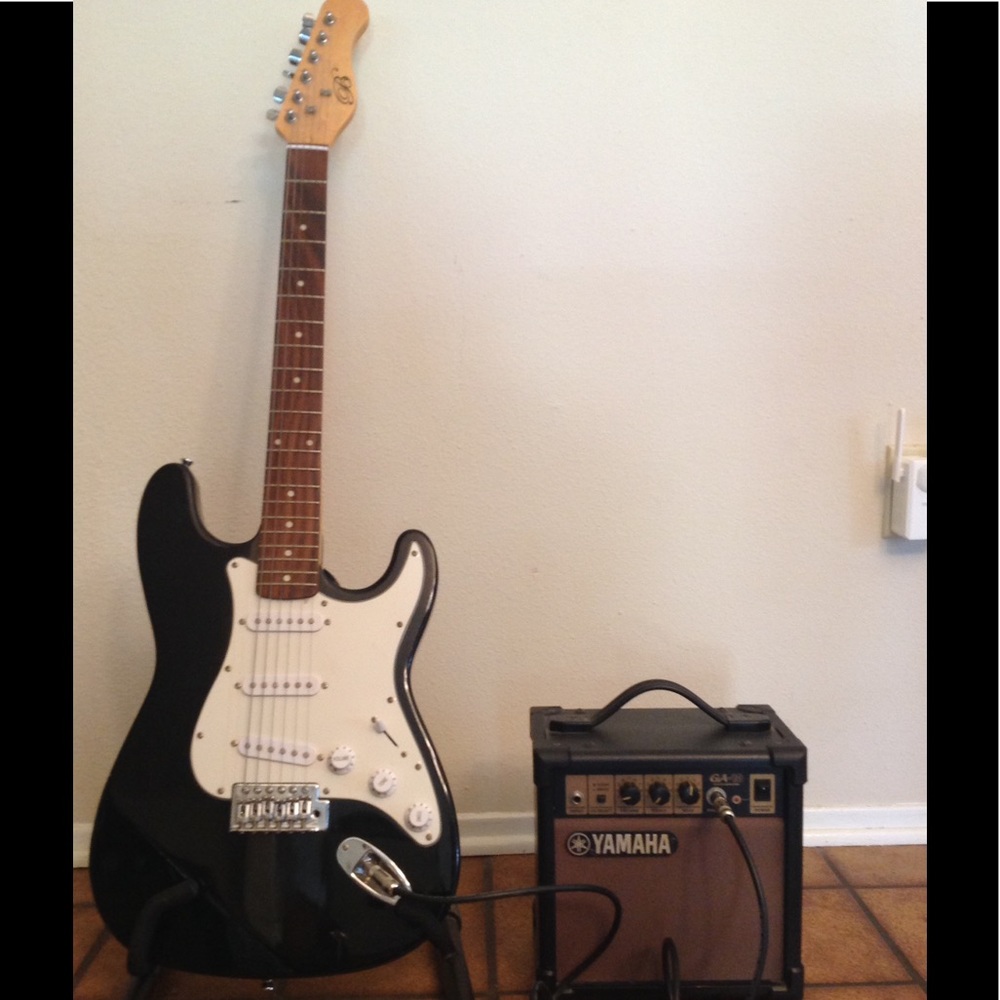 ElectricBass Guitar With Yahama Amplifier an Stand