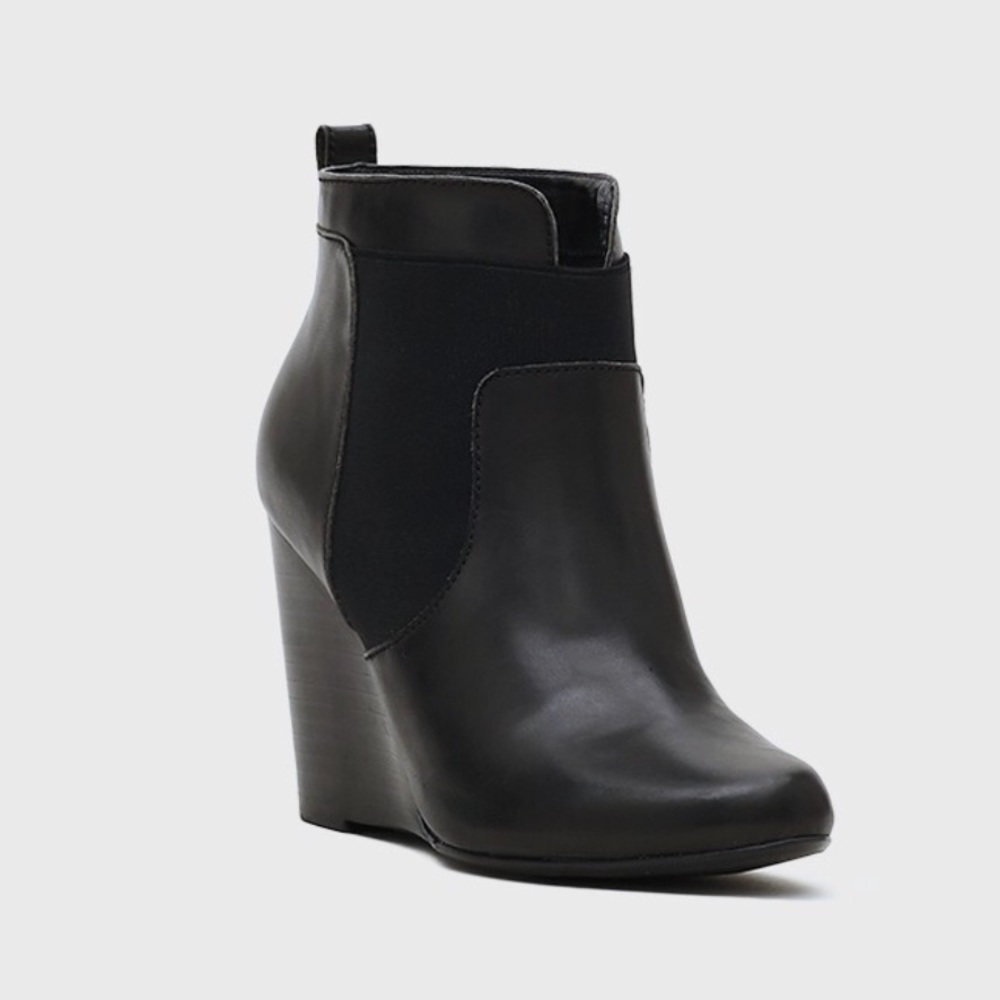 NIB Black Distressed Leather Wedge Ankle Bootie - Picture 6 of 7