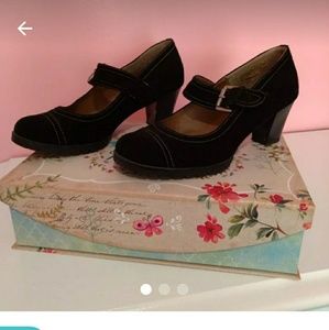 Black Mary jane Pumps