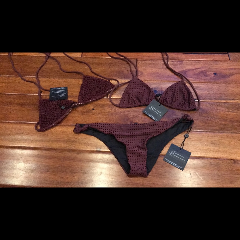 Acacia humu humu top in merlot mesh. M