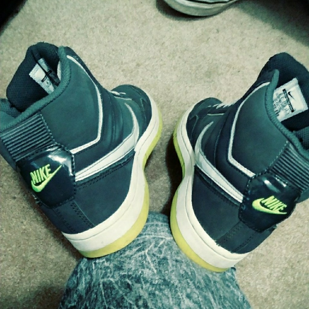 High top Nike shoes great condition size6.5
