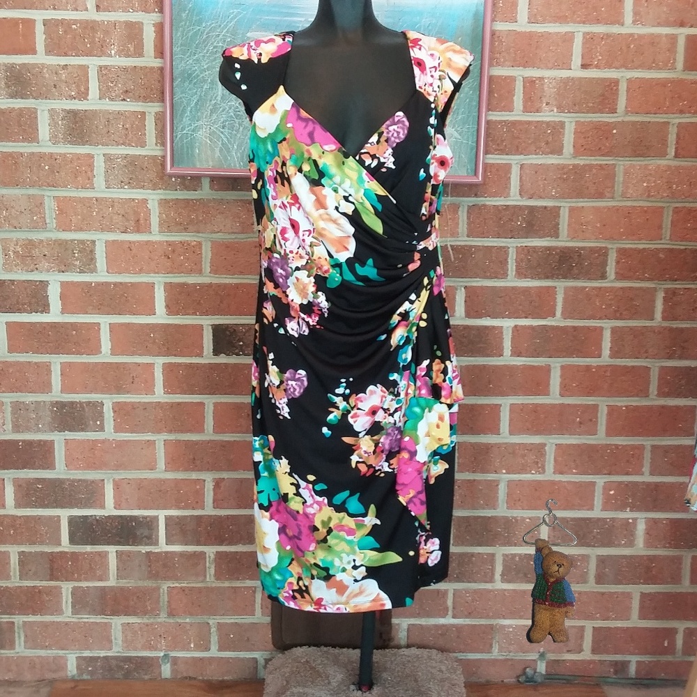NWT MSK black and floral cap sleeve ruched dress