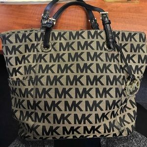 MICHAEL KORS PURSE!