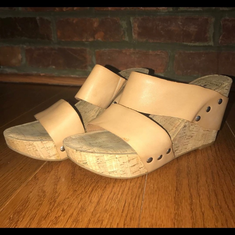 Tan wedges!