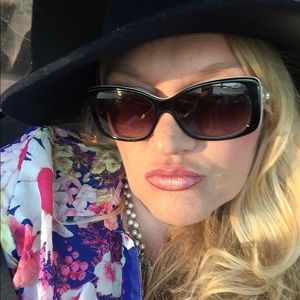 Meet your Posher, Angela