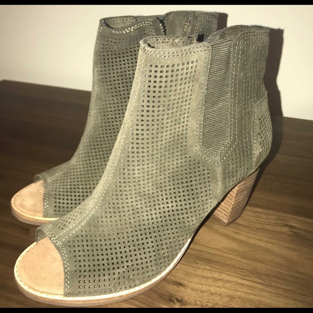 Olive heels!