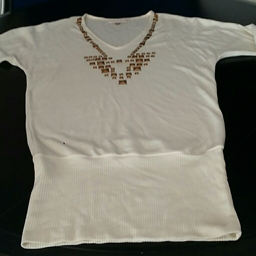 Beautiful cream v neck tunic w bronze metal design