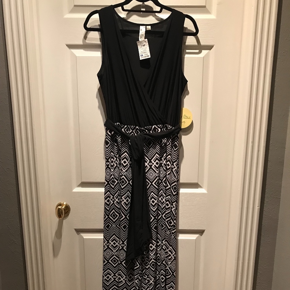 Blk & Wht JUMPSUIT size L, NWT
