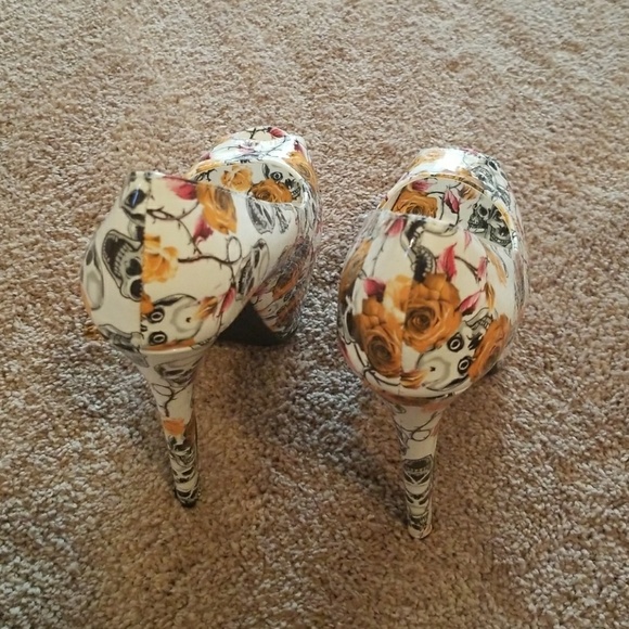 Shoes - Picture 2 of 3