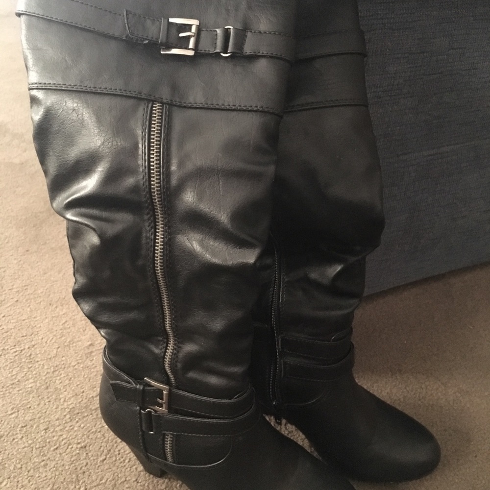Black heeled boots