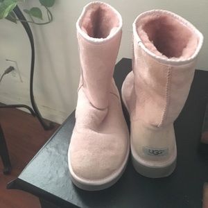 Used Classic Short Uggs style #5825 in Light Pink