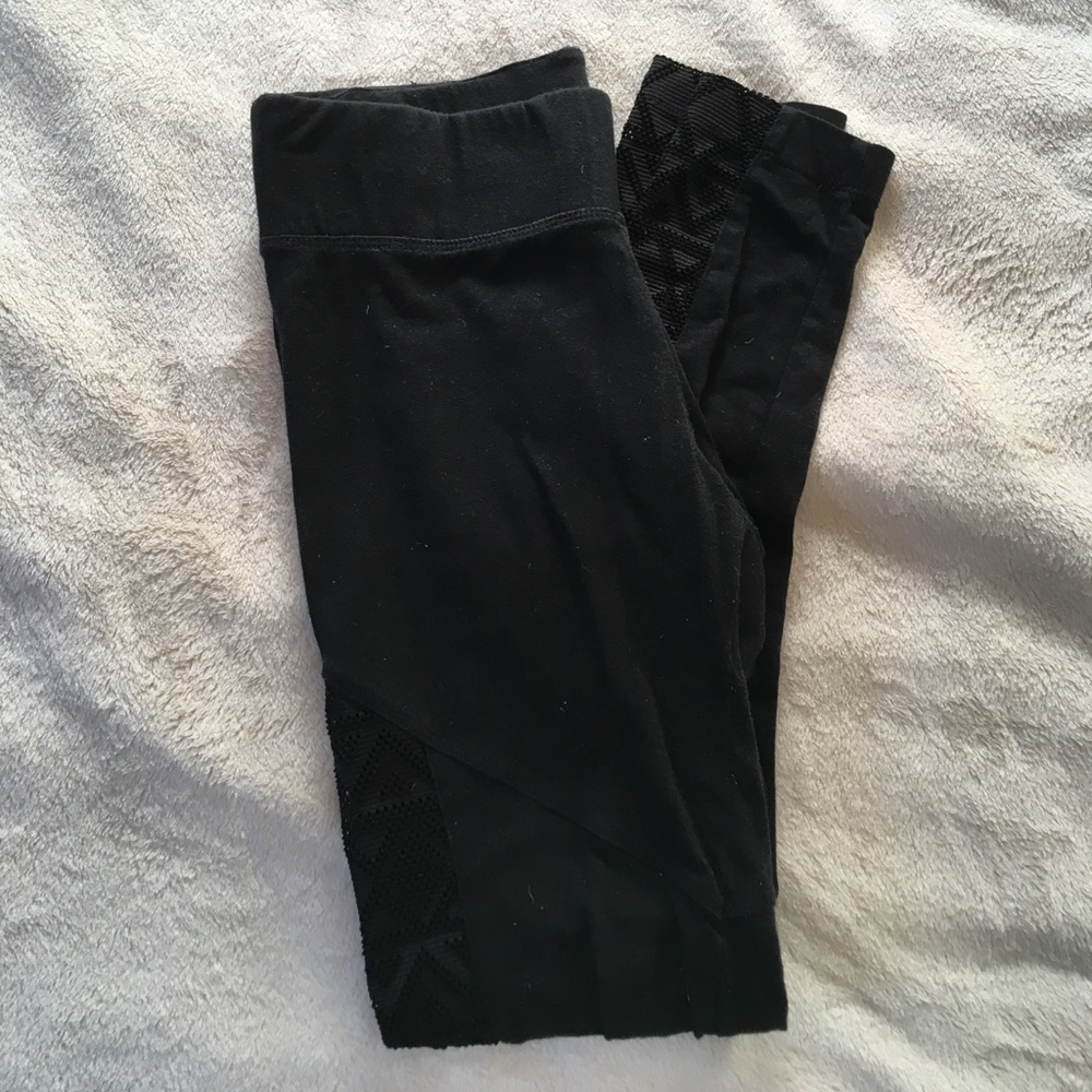 Leggings With Cutout - Picture 2 of 3