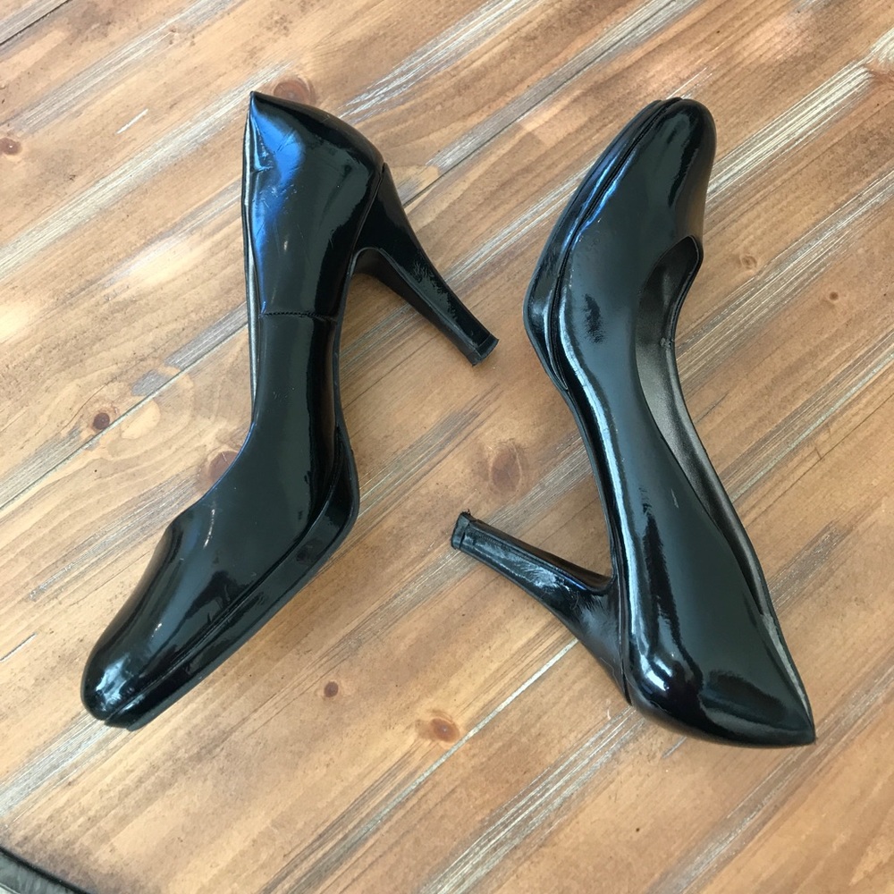 Black pumps