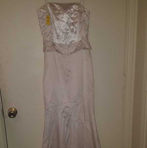 Wedding dress - Picture 3 of 5