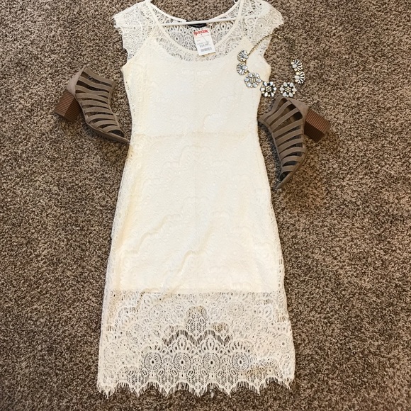 You are not alone lace dress - Picture 1 of 3