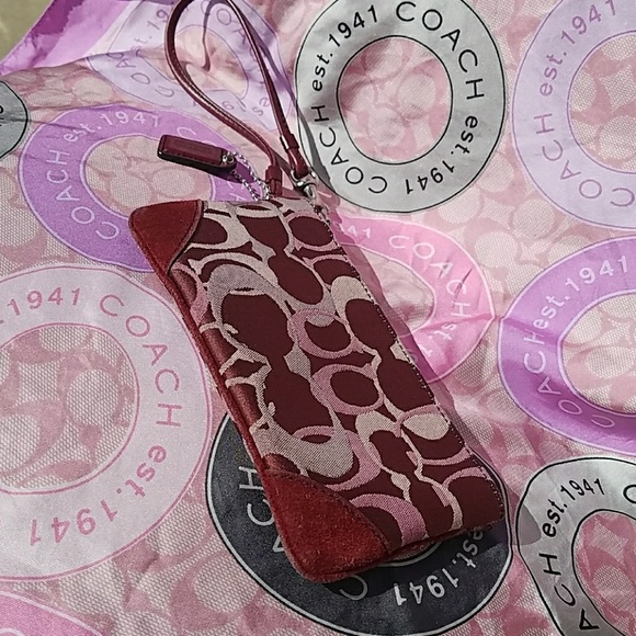 Coach Handbags - 💯 Authentic Coach Wristlet💖 Make Me An Offer💥🔥