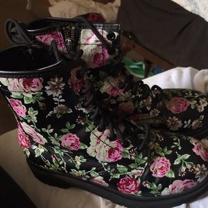 Dr martens inspired boot. Women’s size 7 1/2