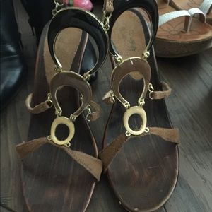 Buckle ankle wood / suede brown with jeweled heels