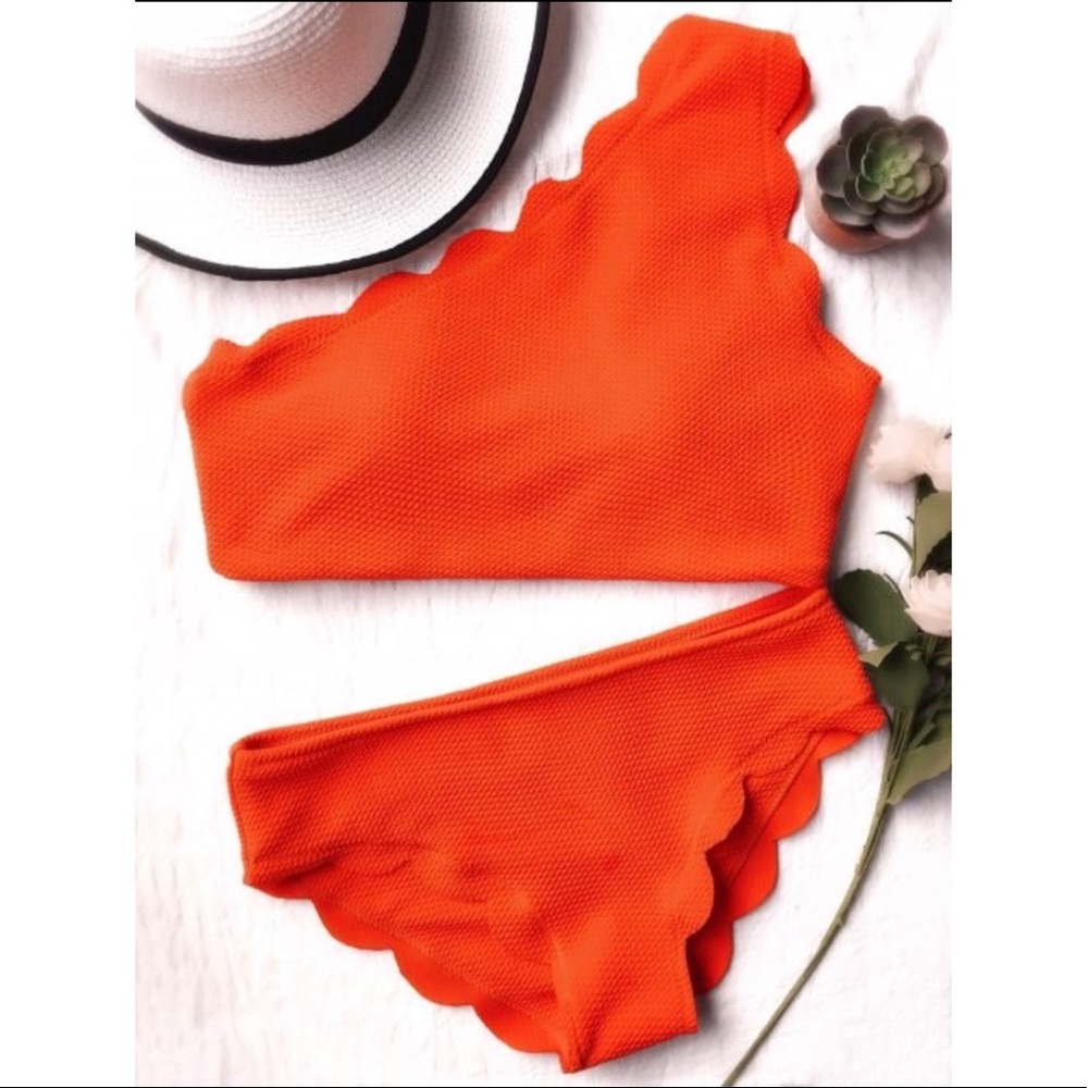 BNWOT Scalloped One Shoulder Bikini