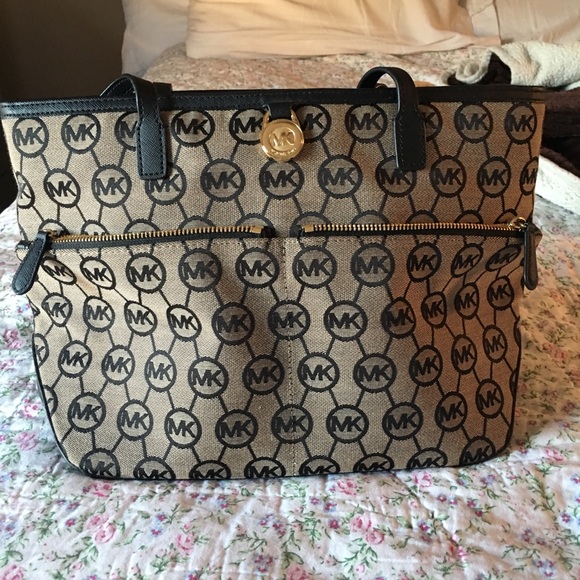 Michael Kors - Picture 1 of 2
