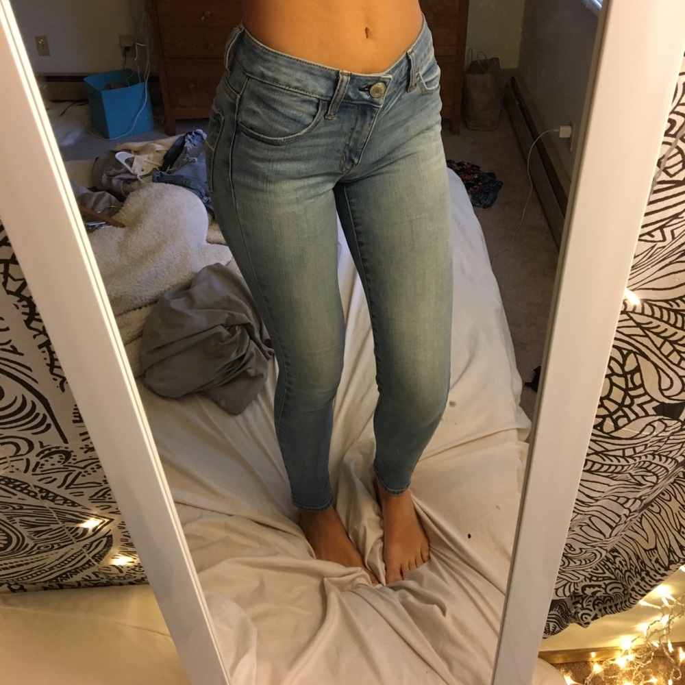 skinny light blue american eagle jeans