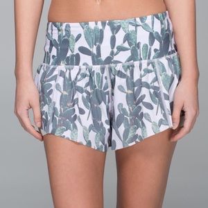 LULULEMON Sea Me Run SHORTS Prickly Cactus Size 10