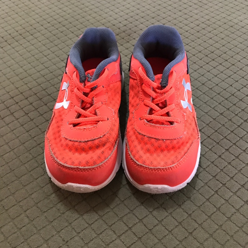 US 9 Little Boys Under Armor shoes