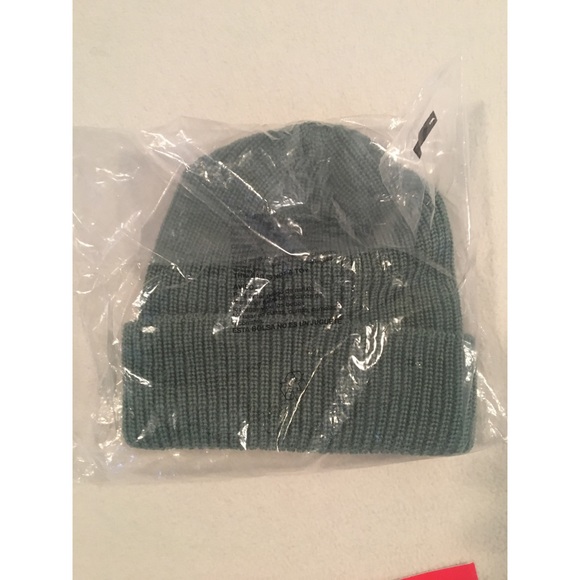‼️SOLD‼️😉Heather loose gauge green beanie - Picture 3 of 3