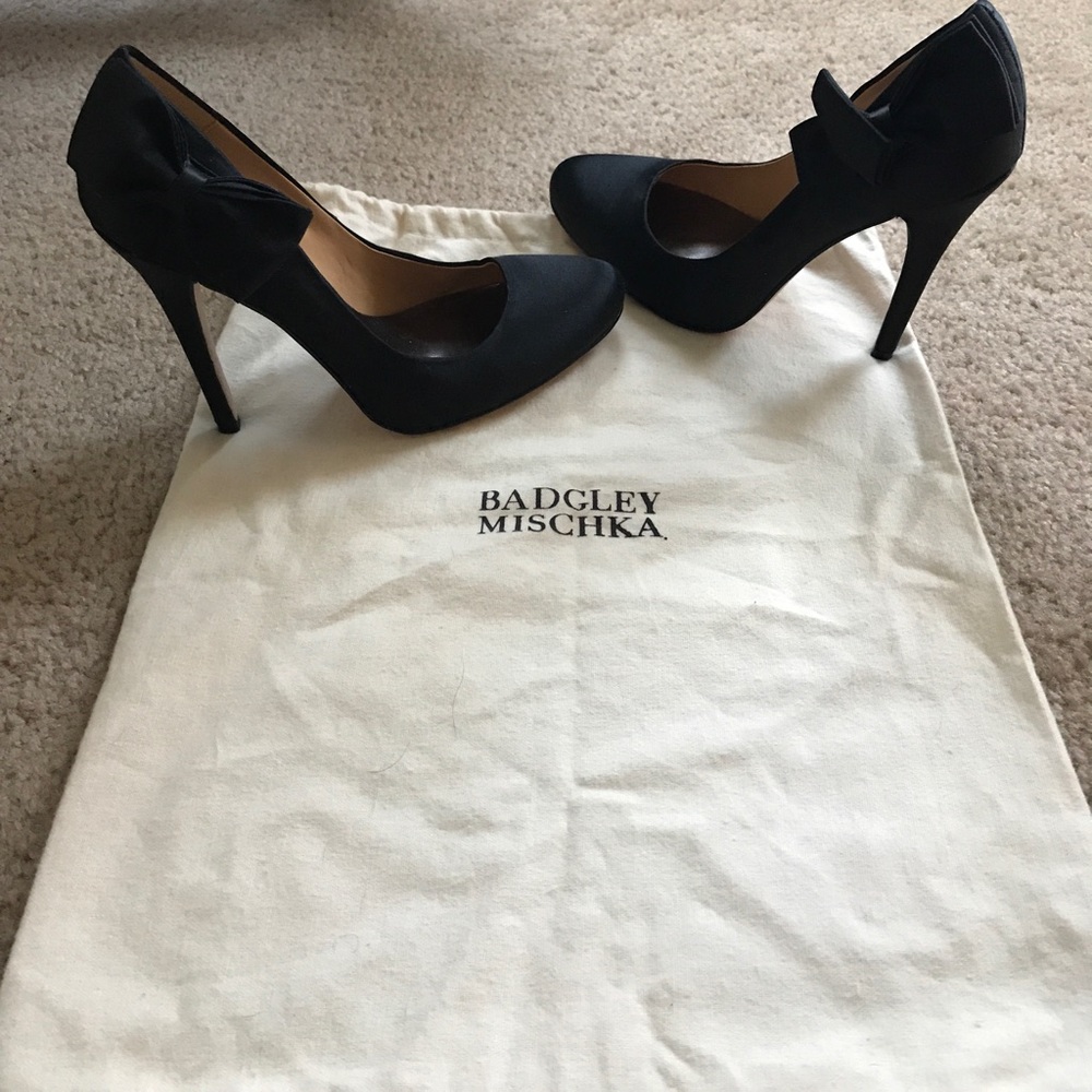 Badgley Mischka sayin bow pumps