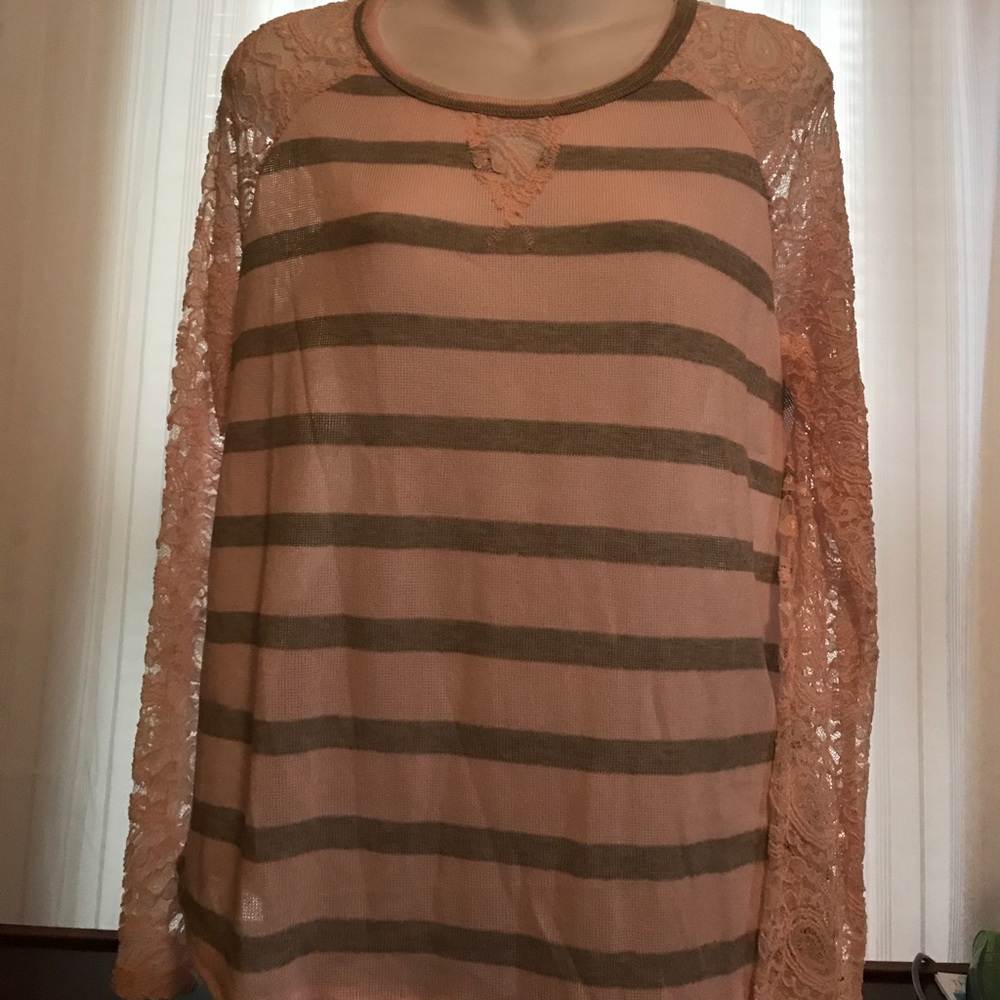 No boundaries dainty very lacy pink / grey sweater