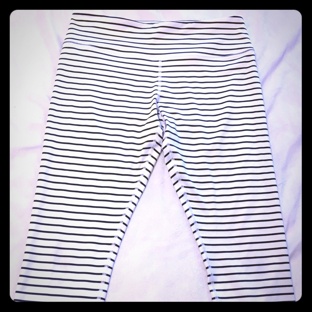 Scorpio Sol size medium Capri leggings