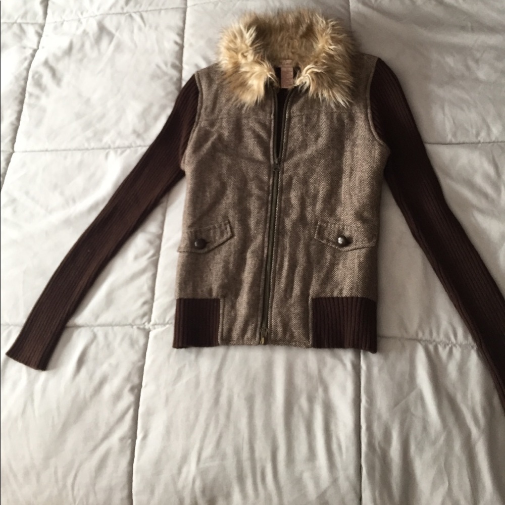 Brown sweater/jacket with fur collar! LOVED this🌻