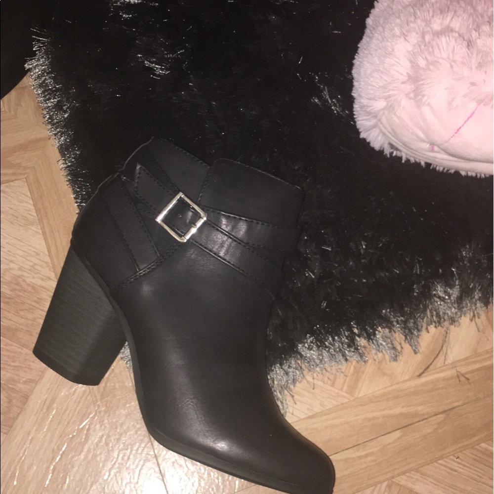 MATERIAL GIRL BOOTIES