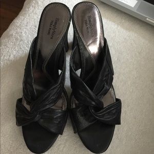Simply Vera wang leather  black heel slide