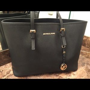 MICHAEL KORS JET SET MULTIFUNCTION SAFFIANO TOTE