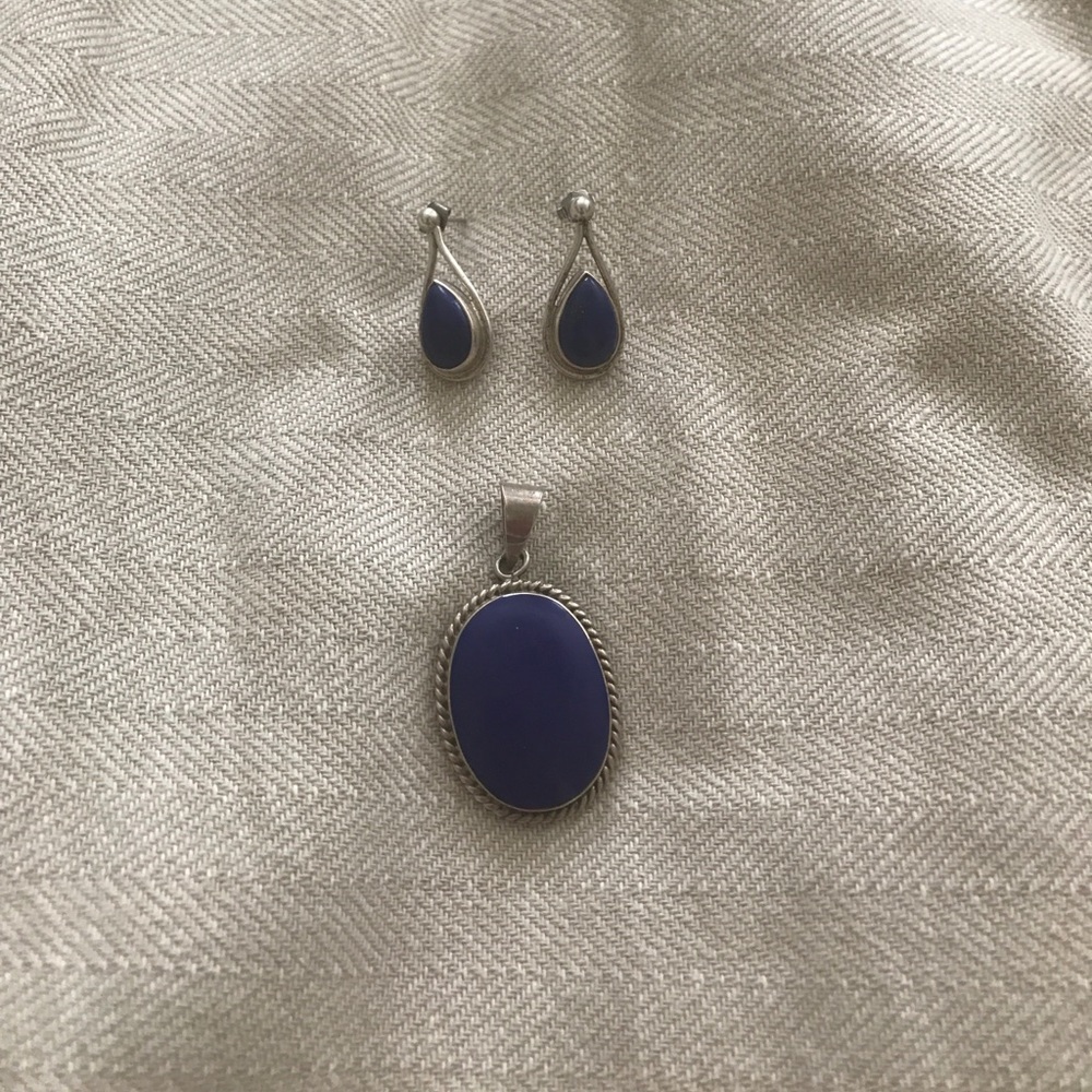 Necklace/pendant and earring set