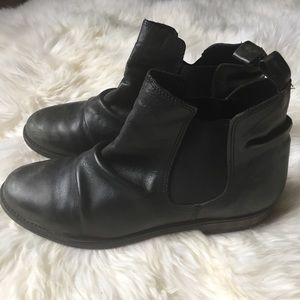 Steve Madden // Lodunn Black Booties (Size 11)