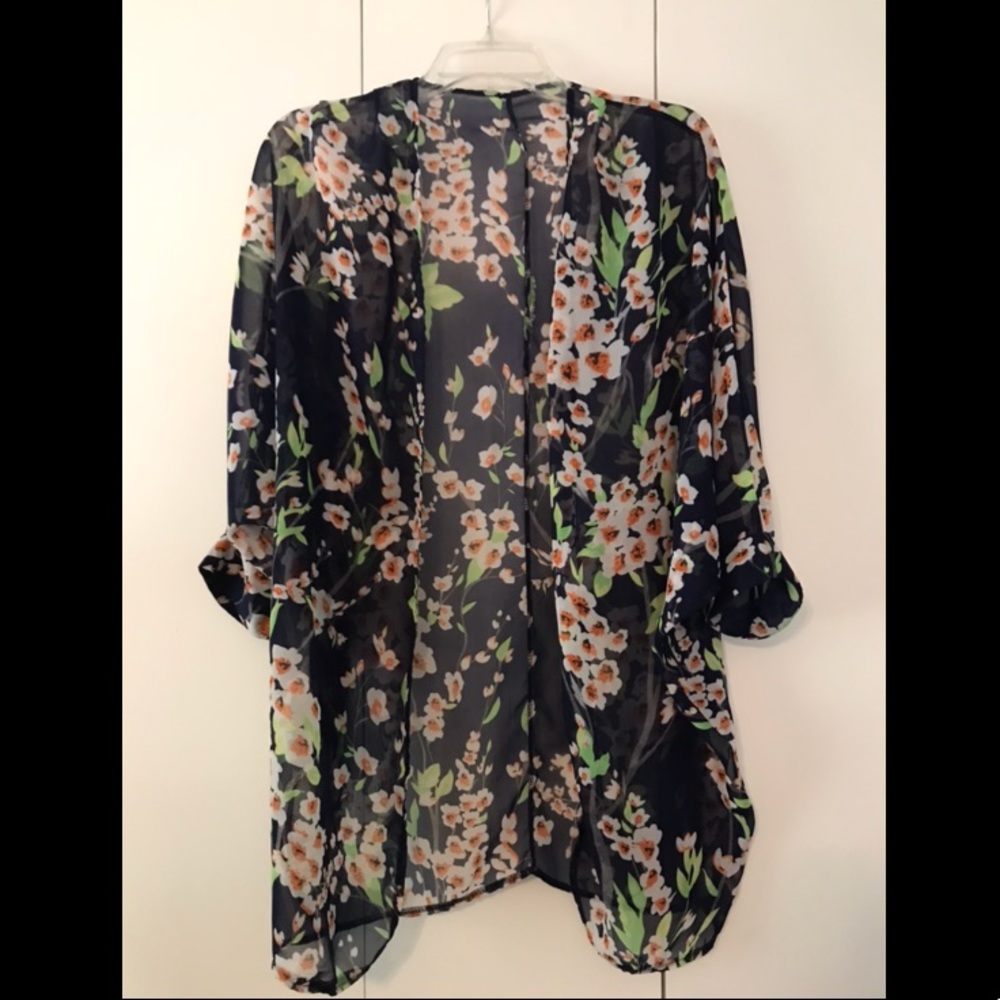 Floral short-sleeve kimono