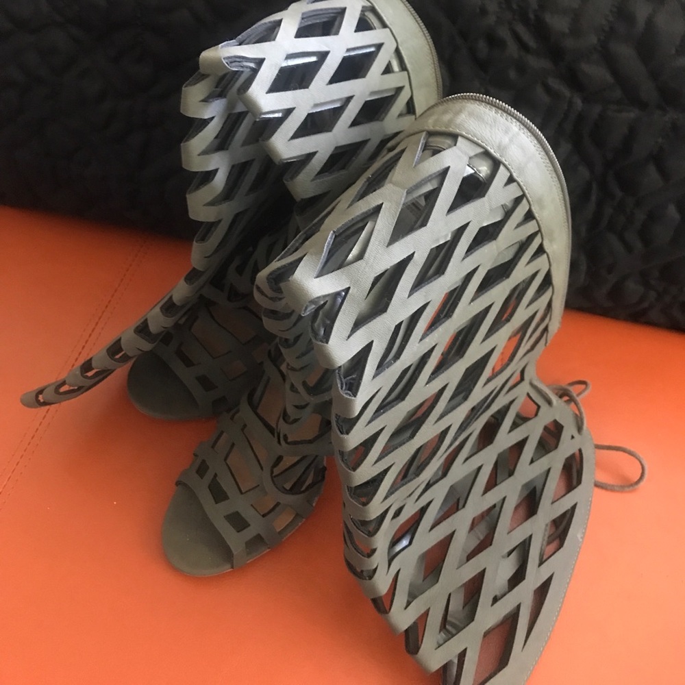 Heels - Picture 3 of 3