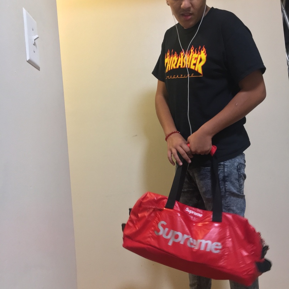 Authentic Supreme Duffle Bag FW17 - Picture 3 of 4