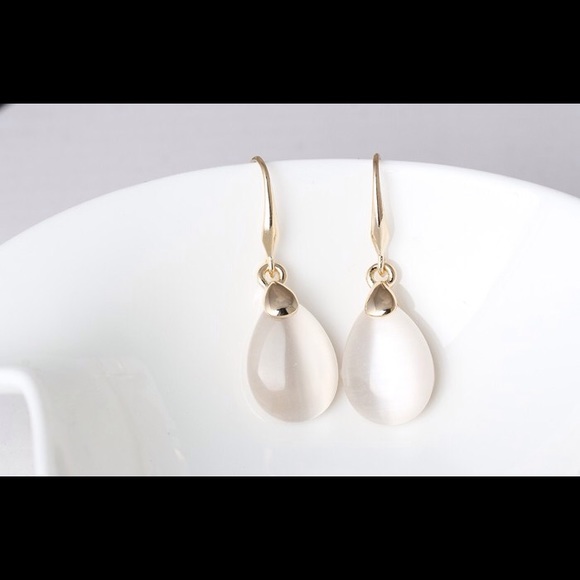 🎄 PRICE DROP- (1 LEFT) Pink Water-Drop Earrings - Picture 2 of 3