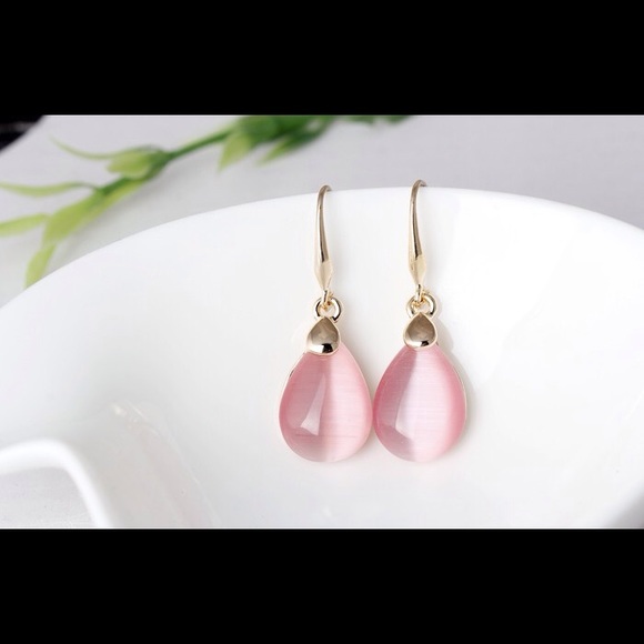 🎄 PRICE DROP- (1 LEFT) Pink Water-Drop Earrings - Picture 3 of 3