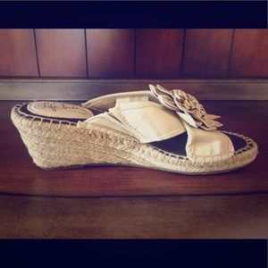 NEW IN BOX LIFE STRIDE Flower Espadrille Sandal